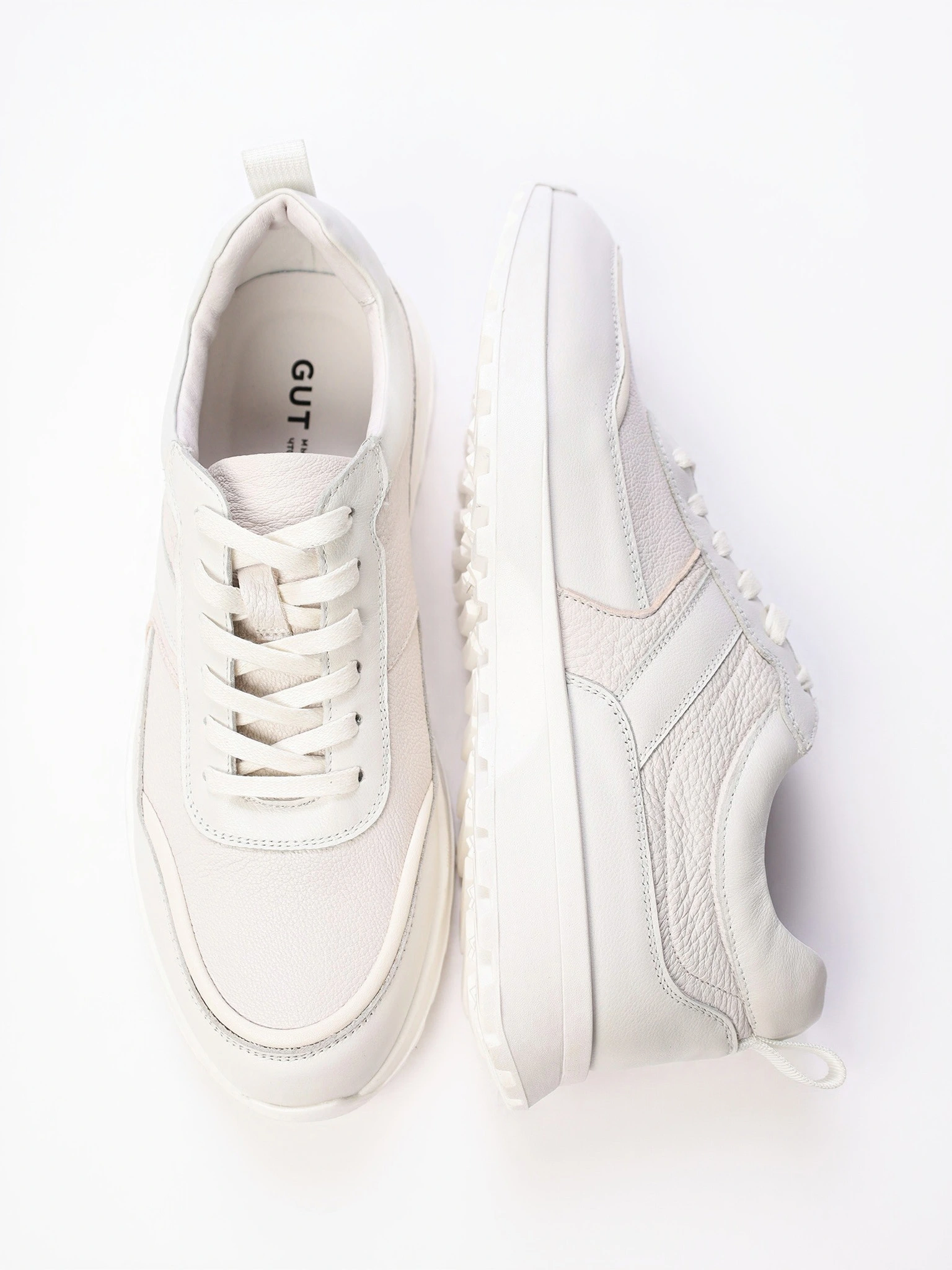 Кроссовки белого цвета на средней подошве